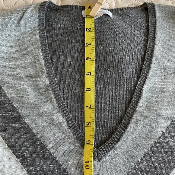 New York and Company  V- Neck Sweater Size Medium - Picture 8 of 12